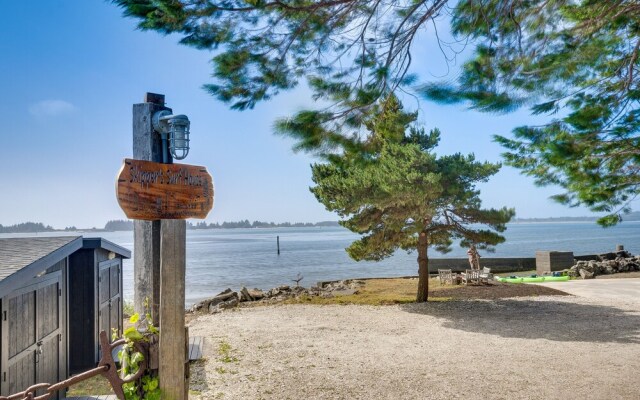 Waterfront Coos Bay Retreat w/ Boat Ramp, Kayaks!