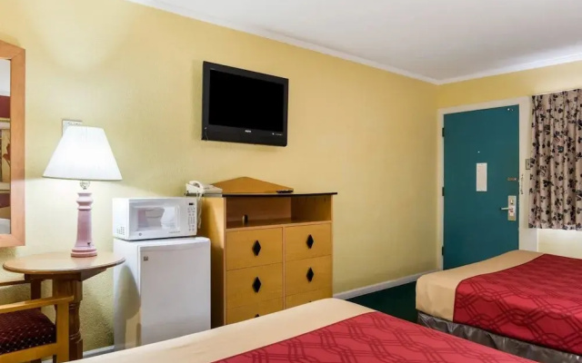 Econo Lodge Topeka
