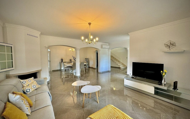 Quarteira Premium Villa by Homing