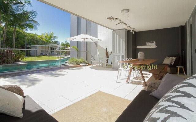 A Deluxe Swim Up - Drift Apartments South