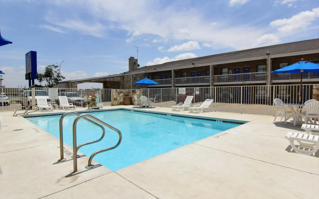 Motel 6 Austin, TX - Central Downtown UT