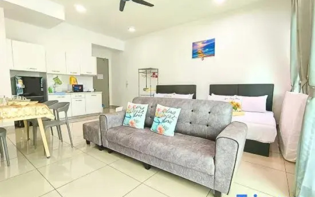 Spacious Cybersquare Ensuite with Pool View #CS8