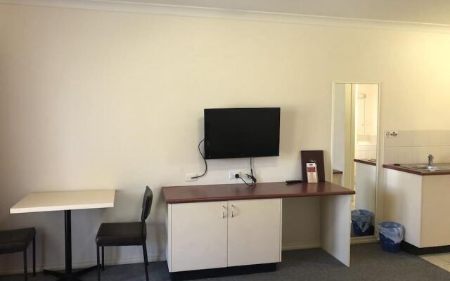 Outback Quarters Motel Hay