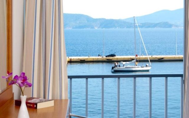 Saronis Hotel