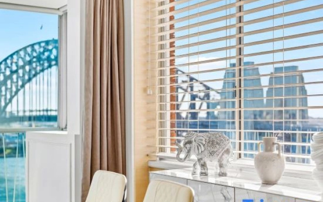 Sydney's Landmark Views from Luxury 2Bd Apt