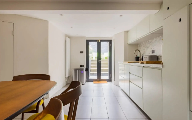 Stylish Georgian Townhouse w Sun Terrace Garden