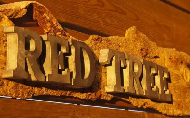 B&B Red Tree