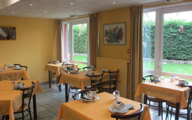 Hôtel-Restaurant La Crèche et sa piscine intérieure - Logis Hôtels