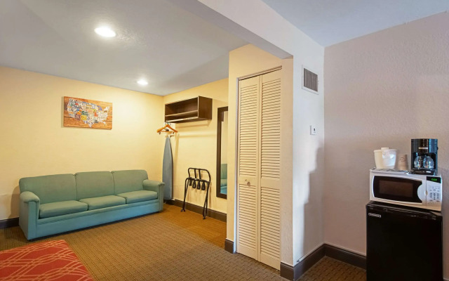 Econo Lodge Inn & Suites