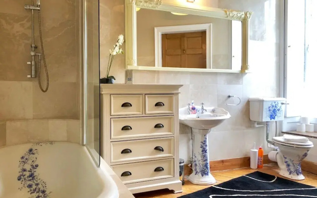 4 Bedroom Georgian Flat In New Town