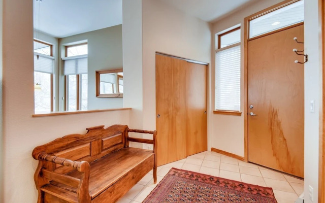 1-1220 Lionsridge Loop 3B