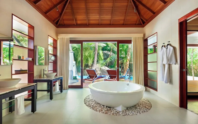 Labriz Silhouette Seychelles
