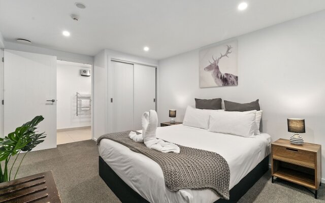 Lakeside Living - Modern 2-Bedroom Apartment