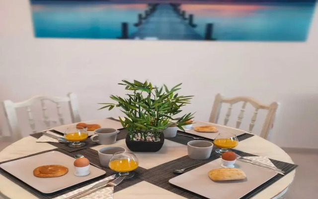 Elegant and Spacious Apartment With Sea Vieuw