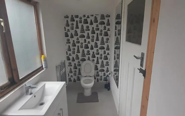 Pet Friendly - 5 Guests - 13 min to the Beach
