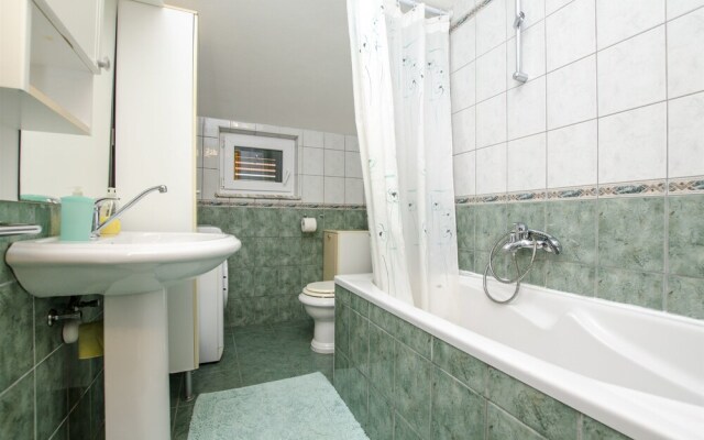 Apartment and Rooms Mate