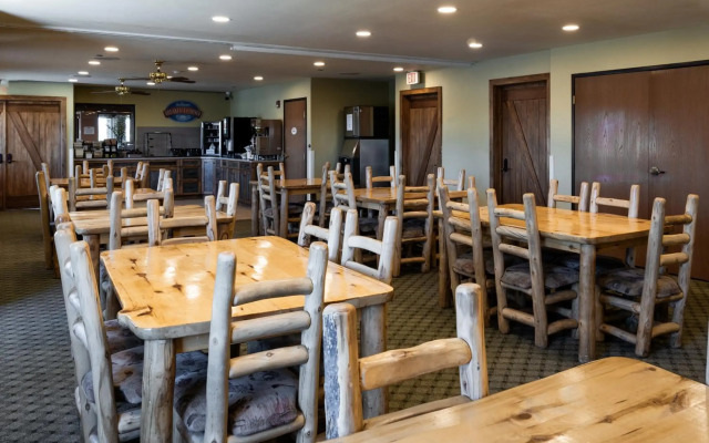 Pinedale Hotel & Suites