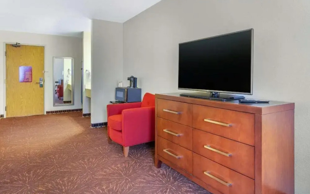 Spark by Hilton Lakewood Denver Southwest