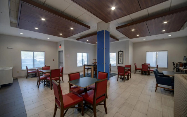 Holiday Inn Express & Suites Yukon by IHG