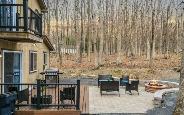 Stylish Renovated Home Open Layout, Coffee Bar + Near Hiking & Waterfalls