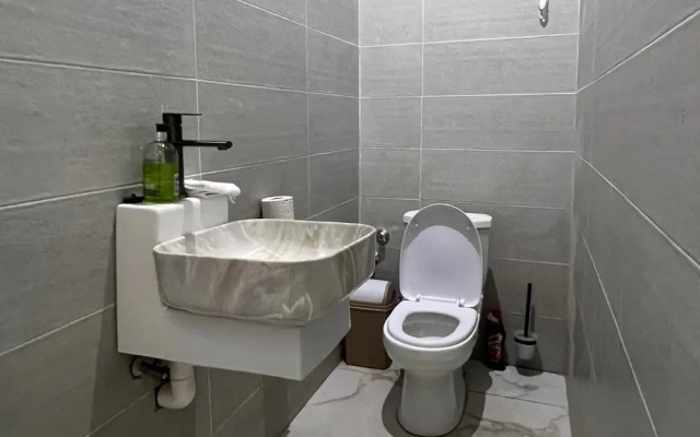2BR Apartment With Pool and Wifi Near East Airport