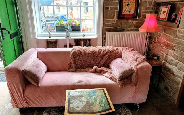 Hebden Bridge - House - Sleeps 8 - Pet Friendly