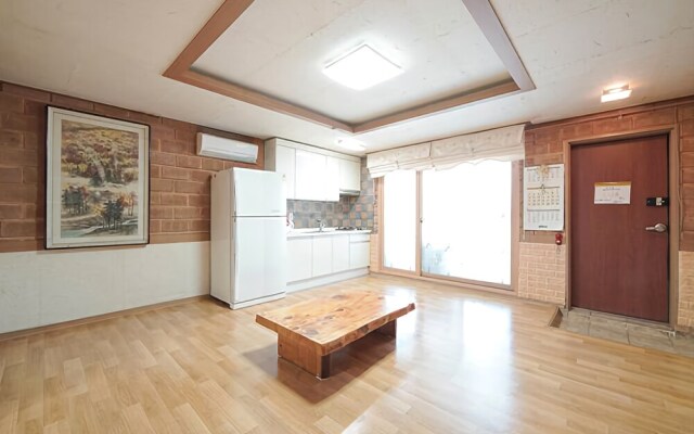 Hongchen Hanok Pine Scent Pension
