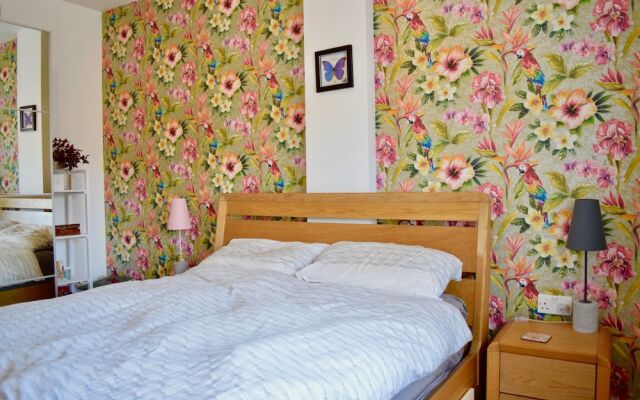 Homely 1 Bedroom Southwark Flat With Balcony