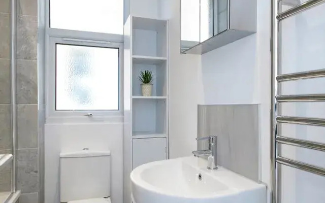 Sleek 2BR flat in Hither Green, by Mountsfield Park