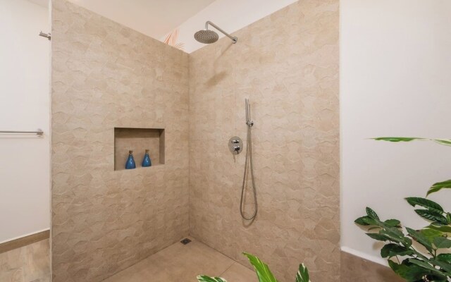 New Oasis in Gated Community With Pool Breakfast