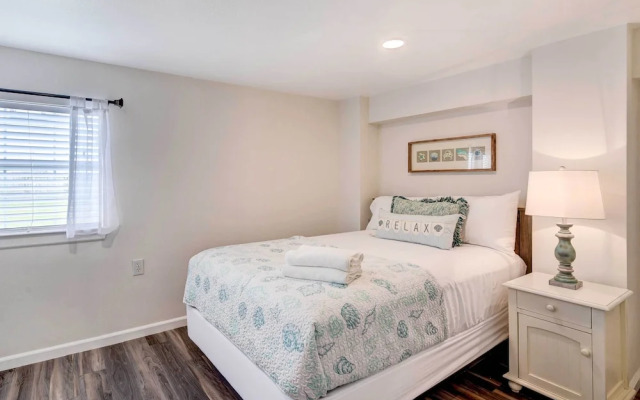 Walk to Beach: Charming Home w/ Deck in Galveston