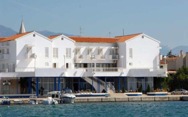 Holiday Home Square Loza