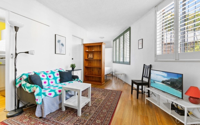 Convenient Studio in Trendy Inner-city Suburb – Hotel Rooms – Sydney
