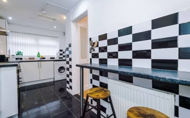 Spacious 4-Bed House Manchester