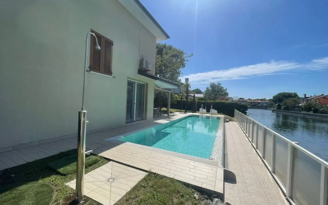 Delightful Villa With Garden and Pool in Albarella