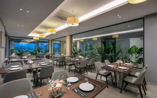 Golden Season Hotel
