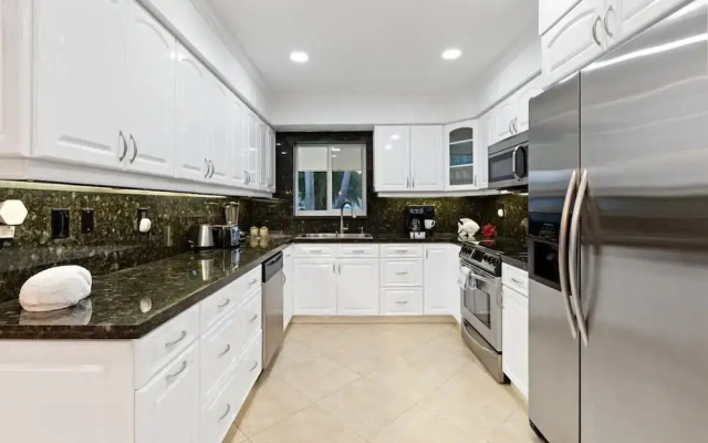 Walking From the Beach 3Br Villa