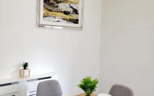 Central 2bed Apartment w/parking