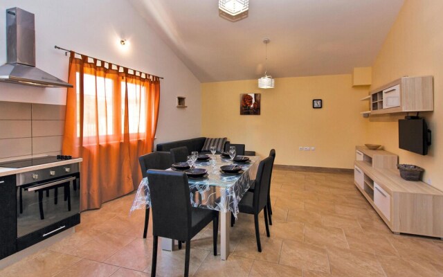 Amazing Home in Liznjan With Wifi and 2 Bedrooms