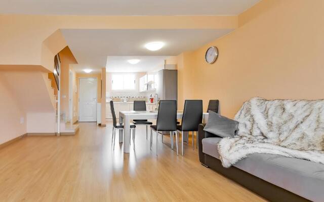 YELLOW 3 bedroom large apartment for 10 guests