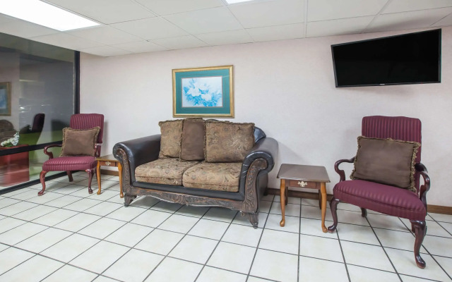 Super 8 by Wyndham Clinton