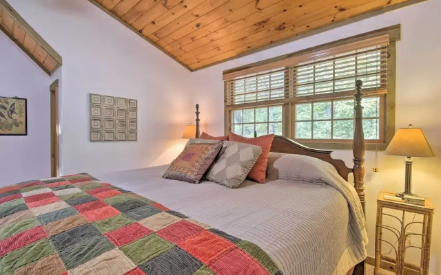 Couples Cabin - 5 Mi to DT Berkeley Springs!