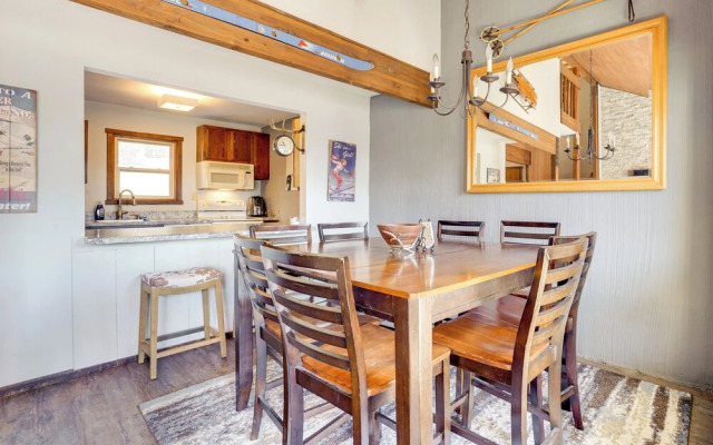 Charming Townhome - Walk to Greek Peak Mountain!