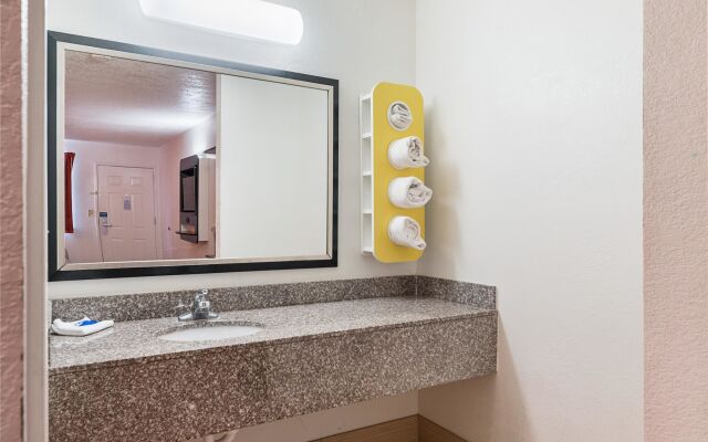 Motel 6 San Antonio, TX - Fiesta Trails