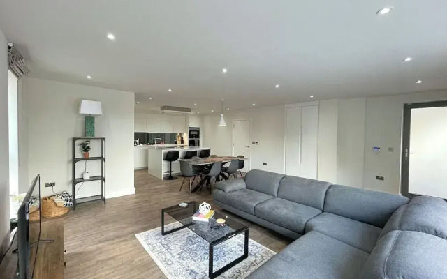Luxury 2 Bedroom Apt with Parking