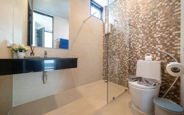 Vibrant Beach Life at Kata Villa UTK4