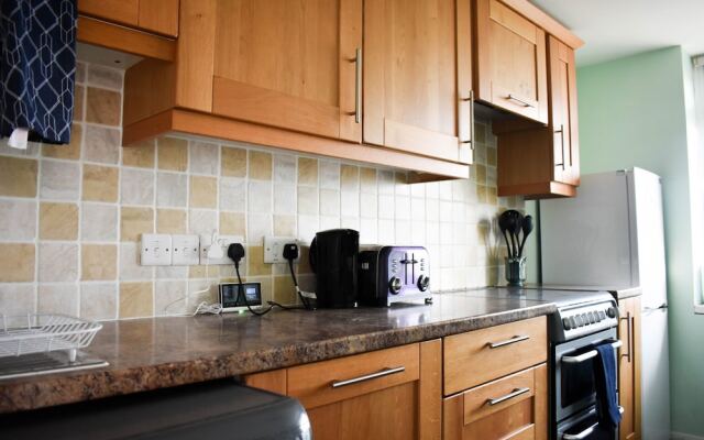 2 Bedroom Flat With Balcony Overlooking the Sea
