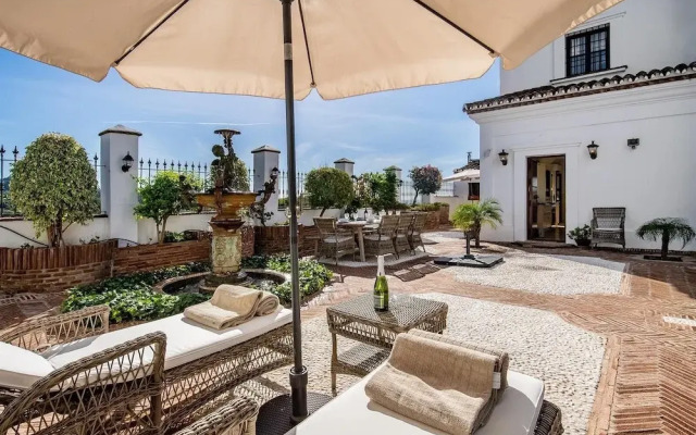 Super Villa Near Beach with Heated Pool