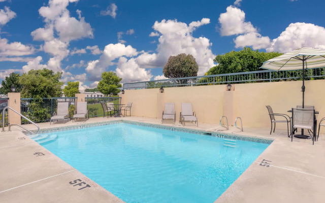 Days Inn by Wyndham Macon I-475