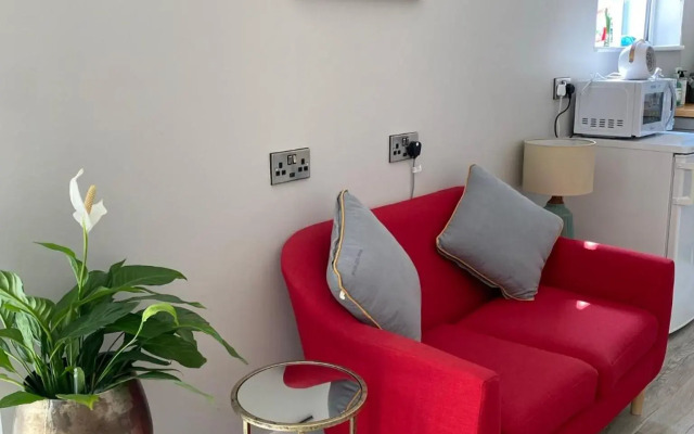 Hugo Mews Bright Studio Apartment